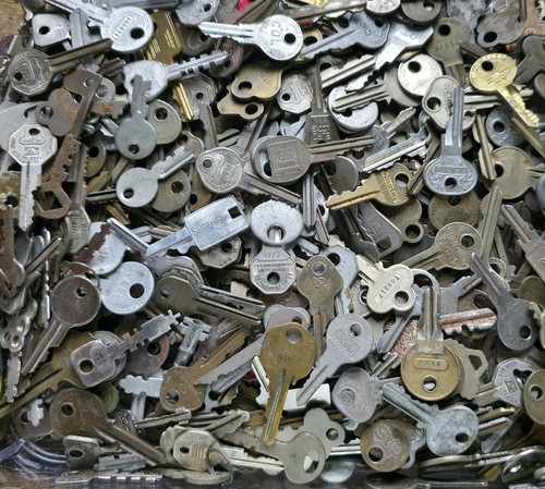 Bulk Lot of 7+ Lbs Vintage Keys GM Ford Samsonite Yale Master Slaymaker & More