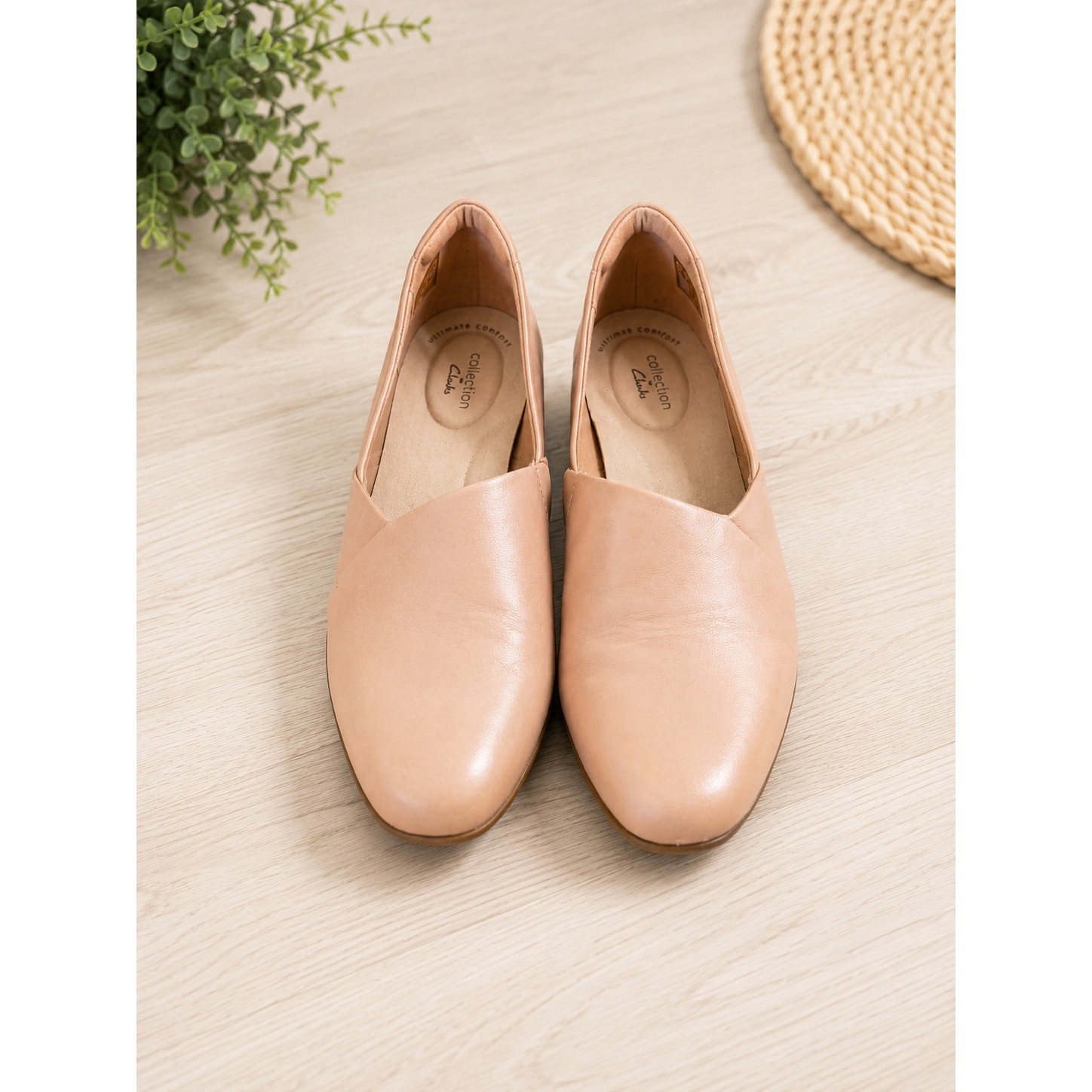 Clarks Ultimate Comfort Collection Womens Size 5.5 Nude Flat Shoes