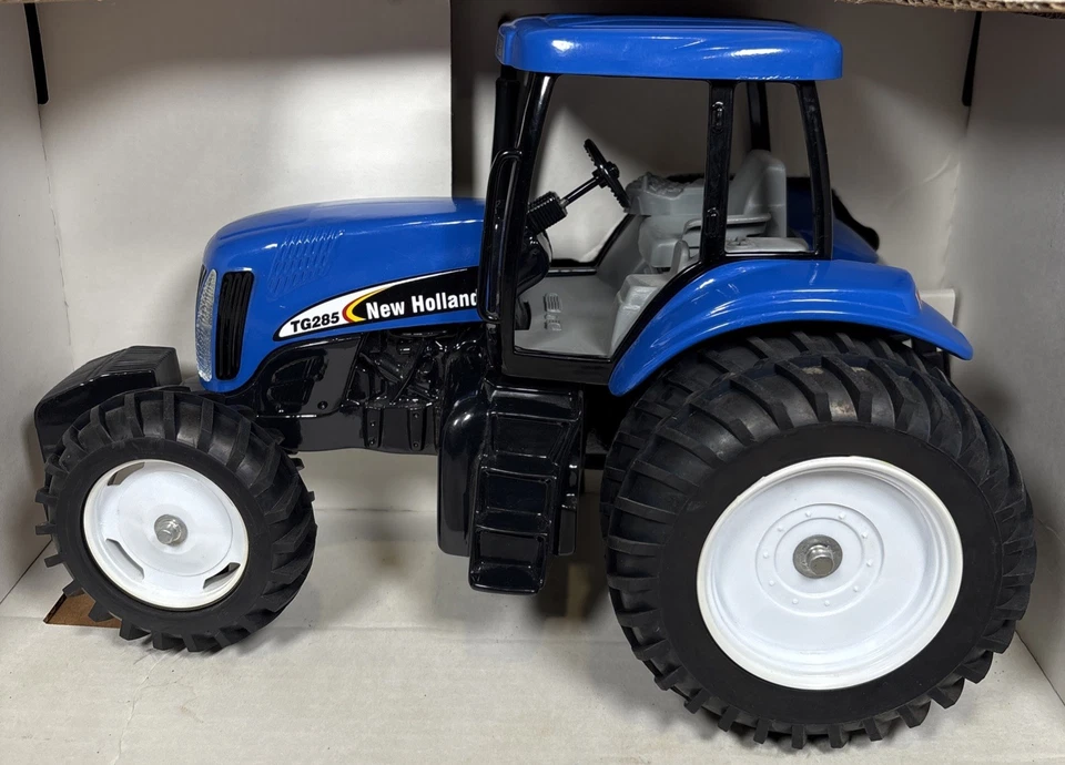 1/16 Scale Models New Holland TG285 Tractor DieCast W/ Duals - Image 3 of 4