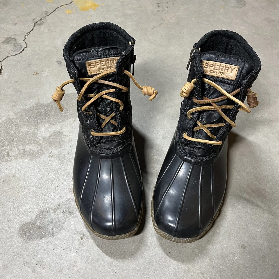 Bota de pato impermeable acolchada brillante de agua salada Sperry para mujer 8,5 negra Foto 2 de 4