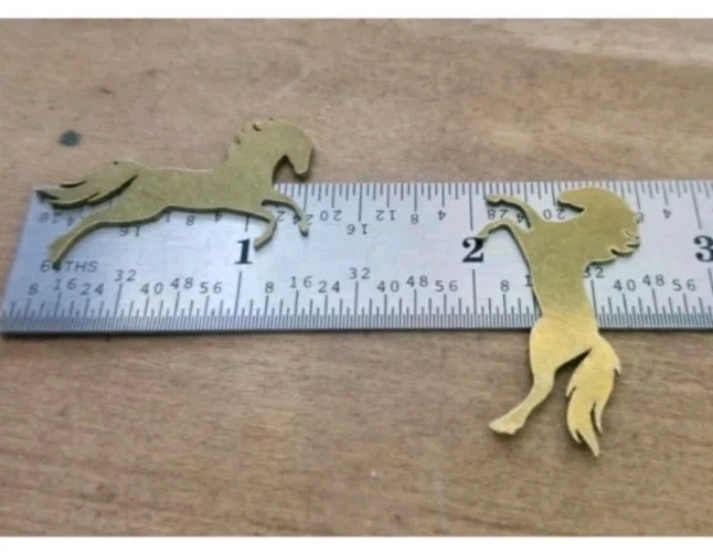 Latón Colt Caballos Incrustaciones Cargador Bozal Comercio Joyería Polvo Negro Rifle Pistola BP Foto 2 de 3