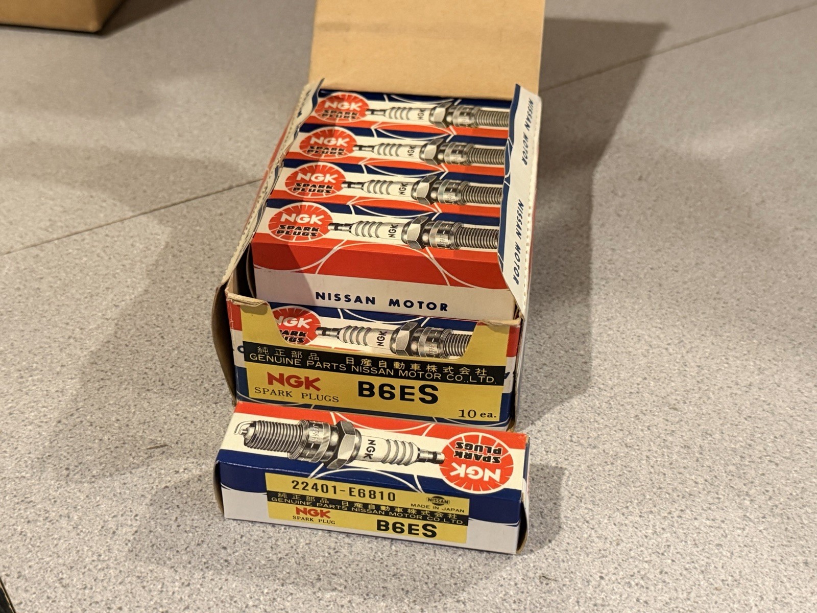 NGK B6ES Spark Plug Box of 10 NOS 22401-E6810