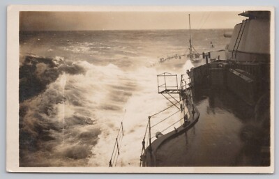 Schwere See über Bug eines unbekannten Marineschiffes Maritime RPPC Postkarte