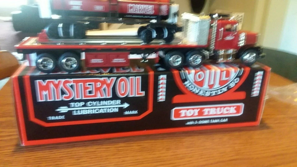 Camión de plataforma de aceite misterioso hecho por Taylor Marvel con un tanque de ferrocarril de tres cúpulas Foto 2 de 4