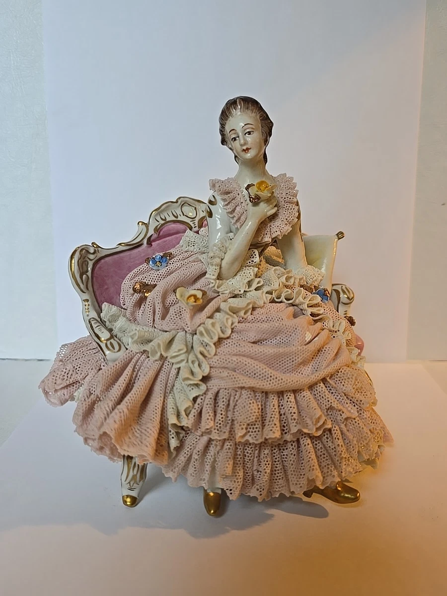 フィギュリン　椅子に腰掛けた婦人 Victorian Lady Figurine In Antique Ceramic & Porcelain Figurines