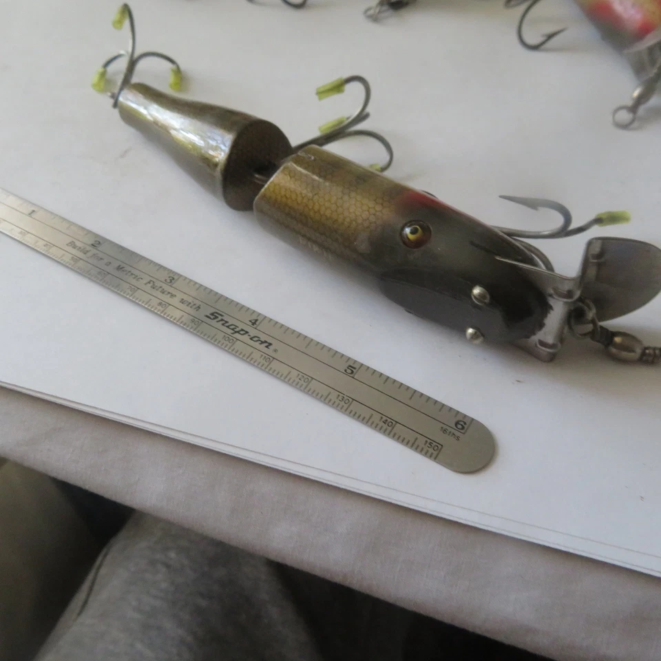 FISHING LURE CREEK CHUB 5½" WOOD HEAVY PIKIE JOINTED GLASS EYES PIKIE SCALES - Image 3 of 4