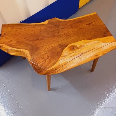 Massivholz Couchtisch, schöner uriger kleiner Tisch.