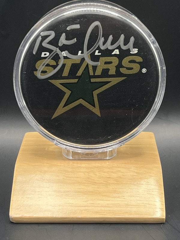Brett Hull Dallas Stars Autograph Puck Comes With Case But Case Has A Few Cracks