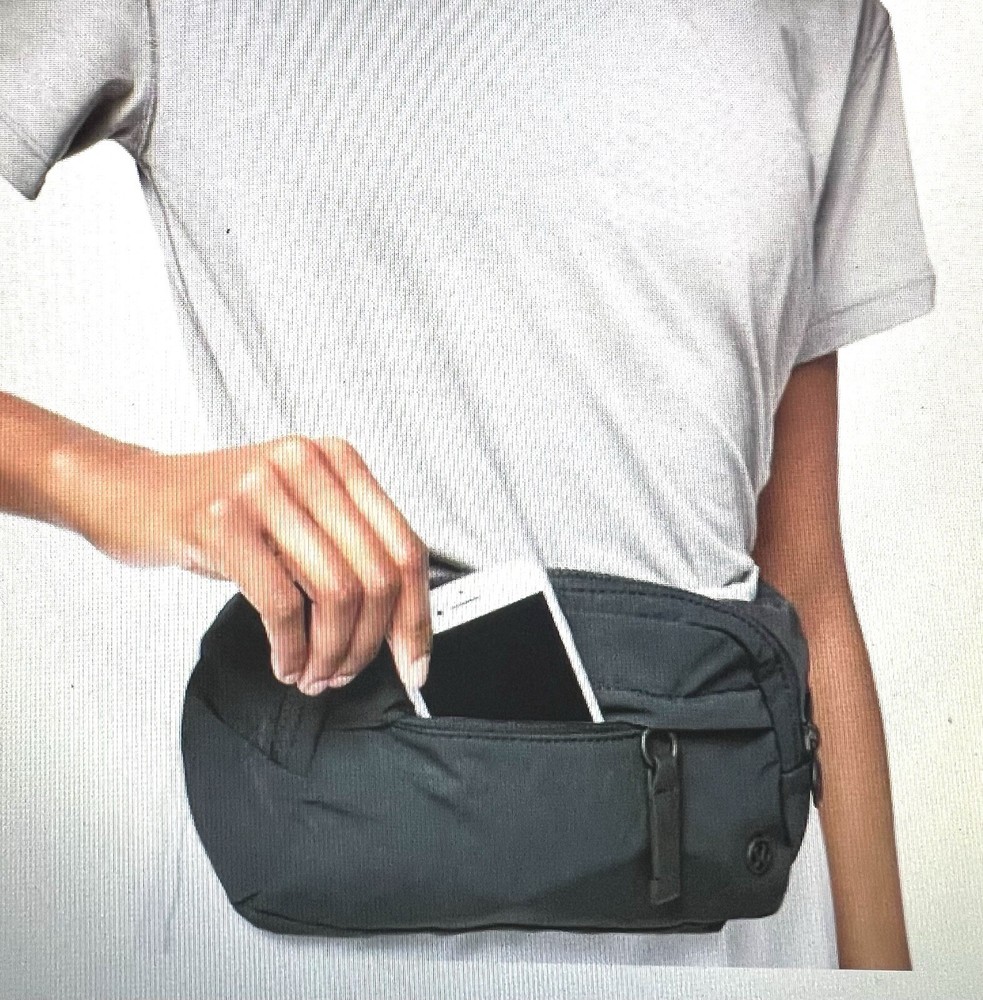 lululemon Everywhere Belt Bag in sleek black