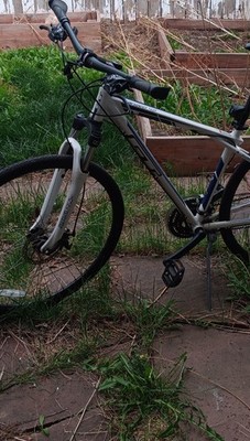 GT Transeo 4.0 Hybrid Bike 700C White Blue Disc Brakes Aluminum SR Suntour NEX