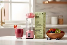 Portable blender / smoothie maker with USB cable and Travel Bottle