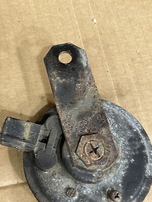 Low Pitched Horn 86520-90A01 OEM 1980-1987 Toyota Land Cruiser