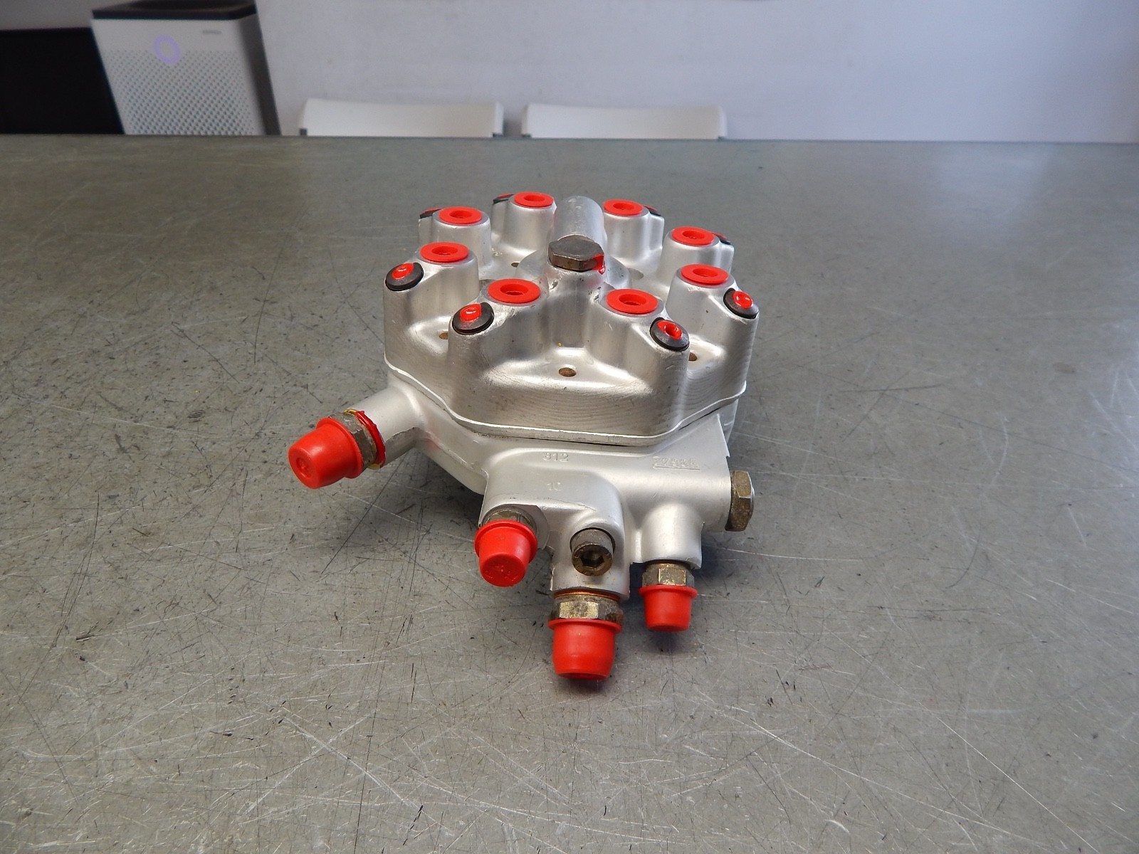 R107 380SL 380SEL 380SE 380SEC 500SE 500SEL 500SEC FUEL DISTRIBUTOR 0438100111