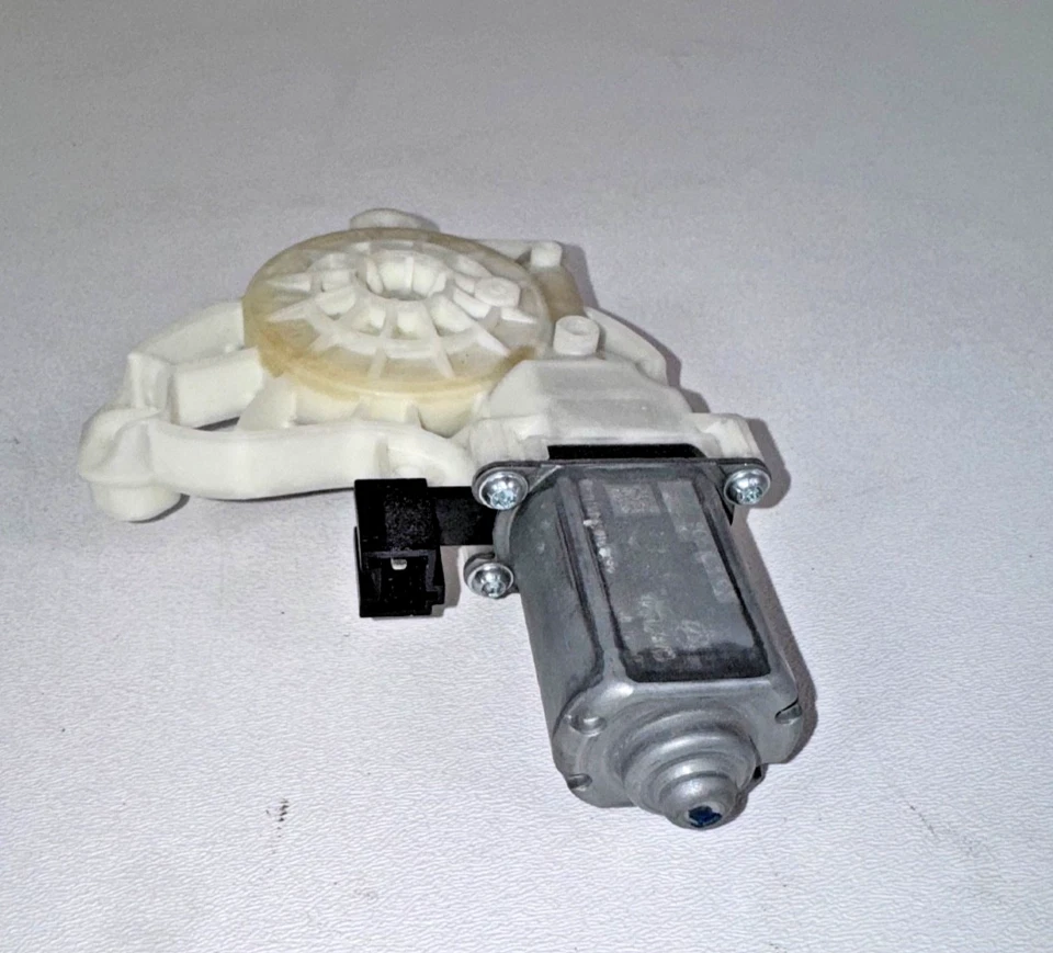 Оригинальный двигатель регулятора стекла передней левой водительской двери Mercedes-Benz A220 19–22 годов выпуска - Изображение 2 из 4