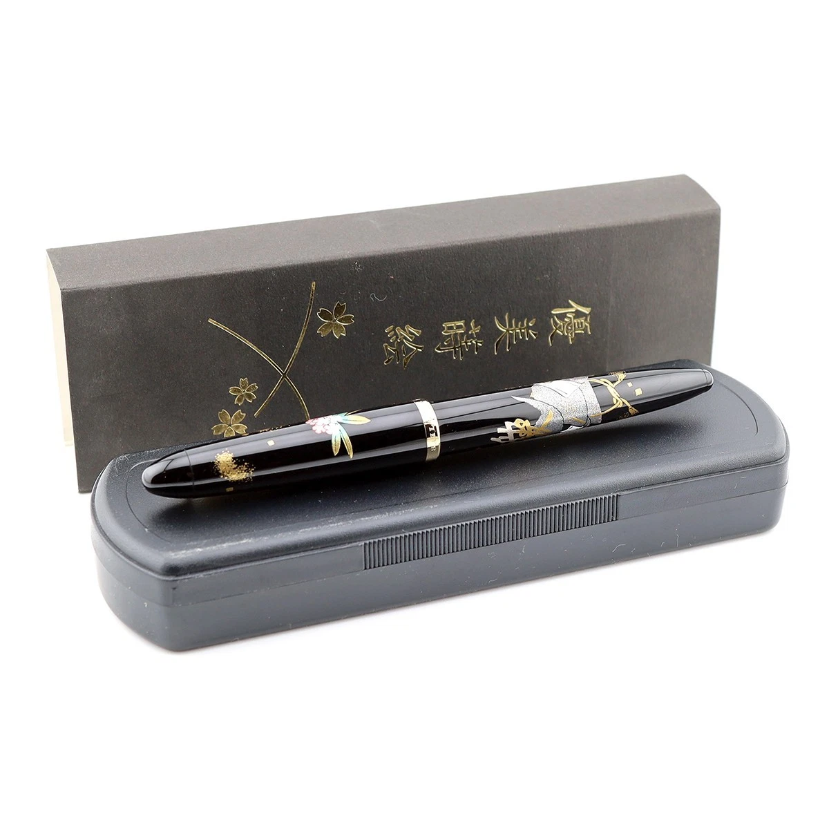 Black Sailor Maki-e fountain pen with gold accents and floral design, displayed in brown box with Japanese text.