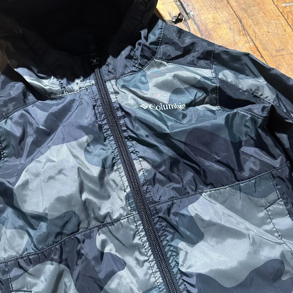 Chaqueta Columbia Niños Talla 4T Verde Camuflaje Manga Larga Con Capucha Cremallera Completa Foto 3 de 4