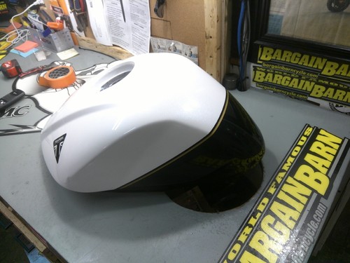 TRIUMPH SPEED TRIPLE 1200 RR PETROL FUEL TANK BLACK WHITE W/ GOLD PINSTRIPE 2023 - Picture 7 of 9