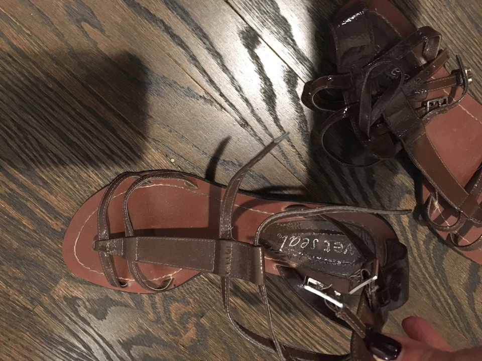 Sandalias de charol de gladiador con correa marrón con tiras Wet Seal talla 7 de EE. UU. Foto 2 de 4