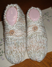 HAND KNITTED WOMAN MEN SLIPPERS "CUTE" SIZE  X LARGE 11 - 13 w/ONE BUTTON NEW