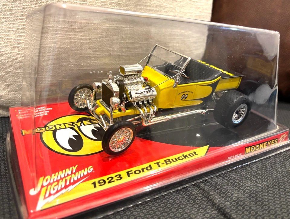 New! Johnny Lightning ~Mooneyes 1923 Ford T Bucket Yellow Blown Hemi 1 /18 Scale - Image 4 of 4