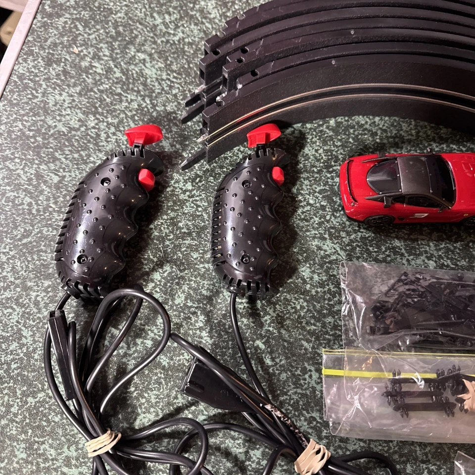 Carrera GO!!! Трассовая автомодель Ferrari 599 — 2 контроллера Carrera — лот товаров с элементами трека - Изображение 4 из 4