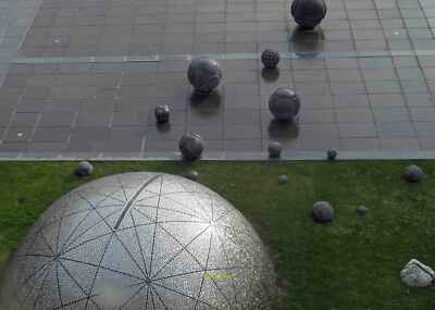 Foto 6x4 verschiedene Kugeln vor dem Sheraton Grand Hotel Dean diese sind c2014