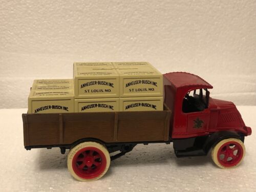 ERTL Anheuser-Busch 1926 Mack Bulldog Truck Bank With Crates