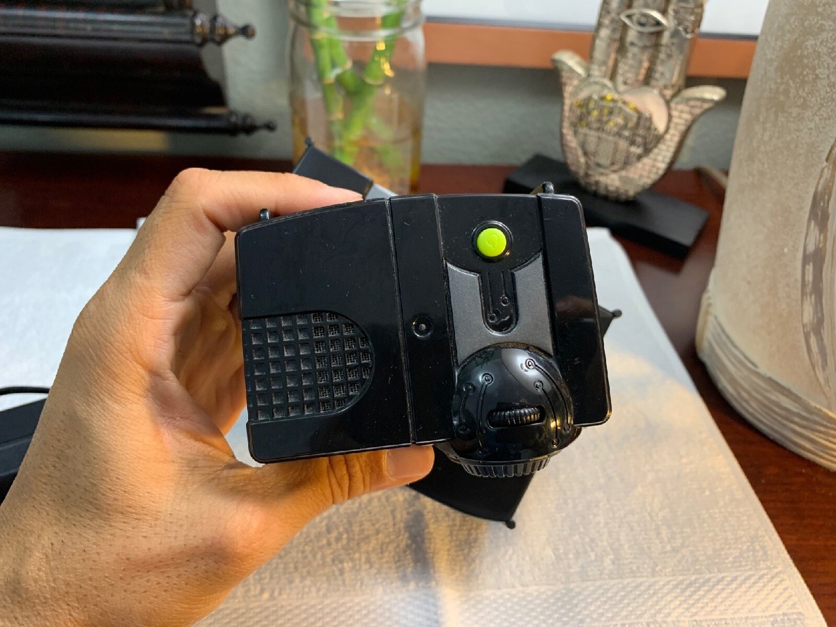 2009 Eye Clops Kids LED Mini Projector +Matching Power Adapter