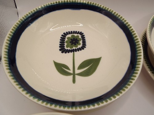 Tazones y platos pequeños vintage MCM Royal China (4) década de 1960 flor abstracta azul - Imagen 7 de 14