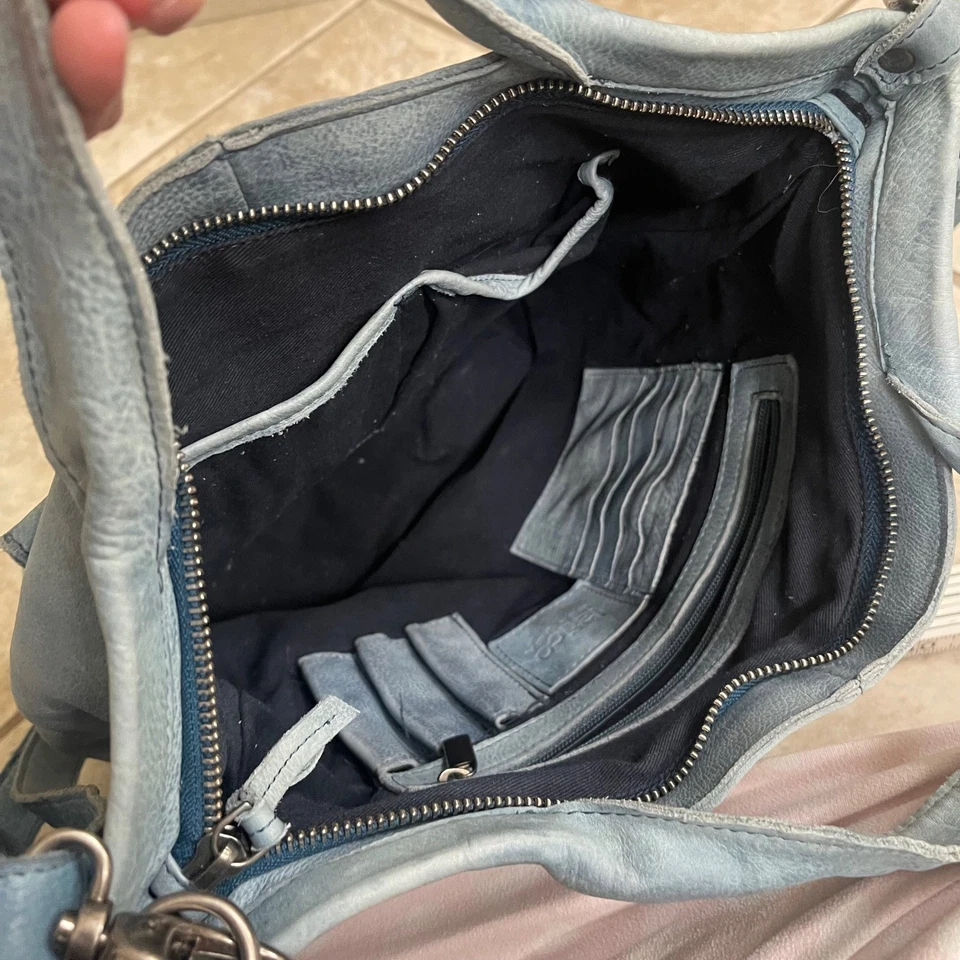 Bolso de Hombro Hobo de Cuero Azul Envejecido Latico Bianca Cartera con Bolsillo Frontal Foto 4 de 4