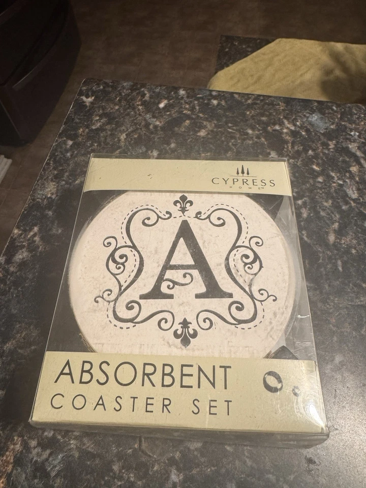 Juego de 4 posavasos de piedra absorbente para el hogar de ciprés con monograma "A" con carrito Foto 2 de 4