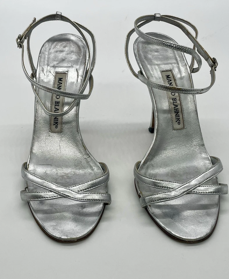 Sandálias de salto femininas Manolo Blahnik tamanho 37 EUA 6 couro prata casamento estilingue - Imagem 2 de 4