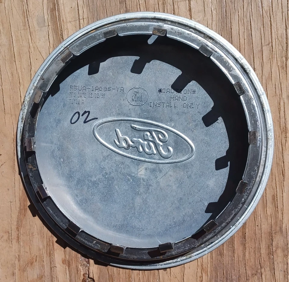 Tapa central mecanizada Ford E150 Econoline, 1993-2003, p/n F5UA-1A096-YA 02 Foto 3 de 3