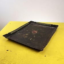 Antico vassoio in metallo con decori floreali