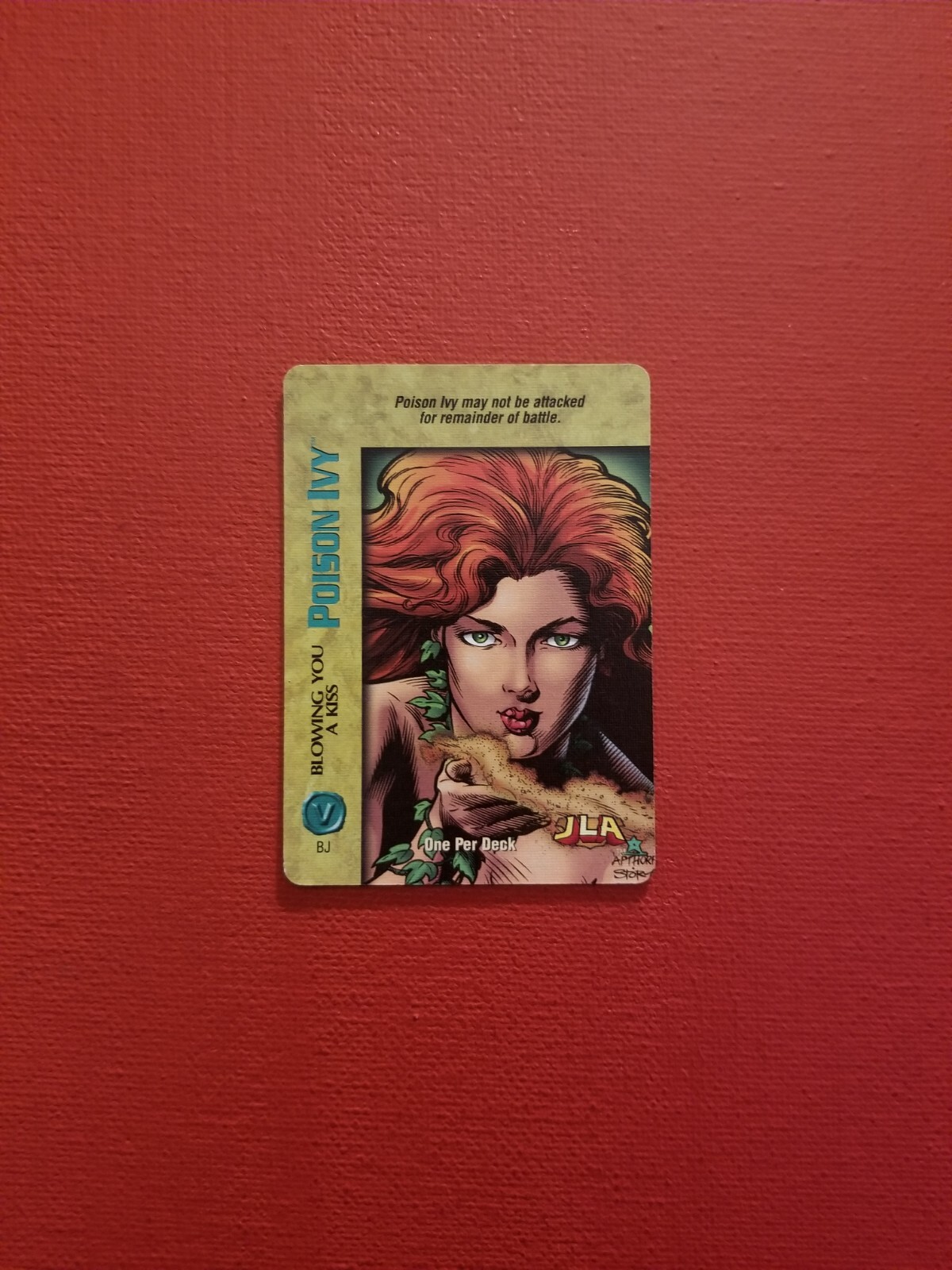 FLEER DC JUSTICE LEAGUE- POISON IVY BLOWING YOU A KISS GAMING CARD