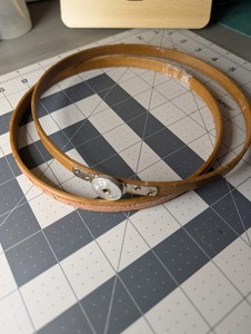 Vintage Queen 7" Wood Embroidery Cross Stitch Hoop Felt Lined Tension Wheel READ