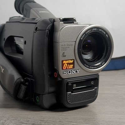 Sony Handycam CCD-TRV85 Silver Black 3.5 LCD 72x Digital Zoom Hi8