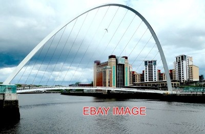 FOTO DIE GATESHEAD MILLENNIUM BRÜCKE IST EINE FUSSGÄNGER- UND FAHRRADBRÜCKE, DIE LIN