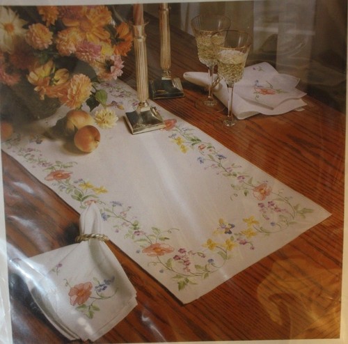 Nuevo 1991 Bucilla Estampado Bordado Elegante Mesa Floral Corredor o Kit de Serpientes - Imagen 3 de 4
