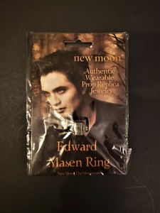 The Twilight Saga New Moon Prop Replica Edward's Masen Ring 