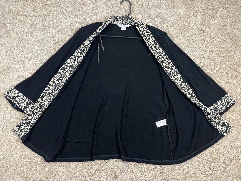 Chaqueta informal TanJay para mujer mediana elástica almohadillas para los hombros frente abierto floral negra Foto 2 de 4