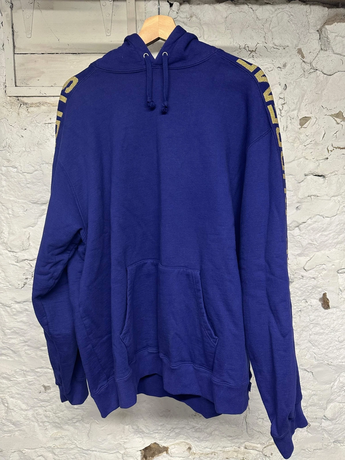 Sweat à capuche évasé manches dorées violet suprême taille XL