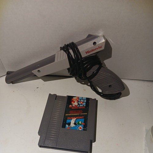 Nintendo NES Zapper Light Gun Gray w/ Super Mario Bros Duck Hunt Game 