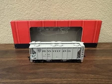 Atlas HO Scale Pennsylvania Railroad 2 Bay PS-2 Covered Hopper 257864 - New
