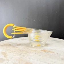 WILTON Scoop It 4 Piece Measuring Cup Set Nesting Yellow On Removeable Ring