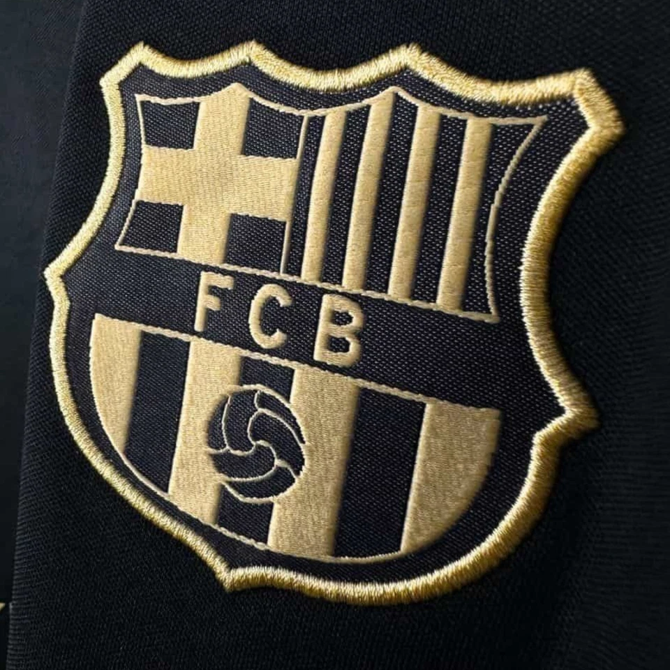 Camiseta de fútbol Messi #10 FC Barcelona 2020/21 visitante negra con camiseta de fútbol dorada Foto 4 de 4