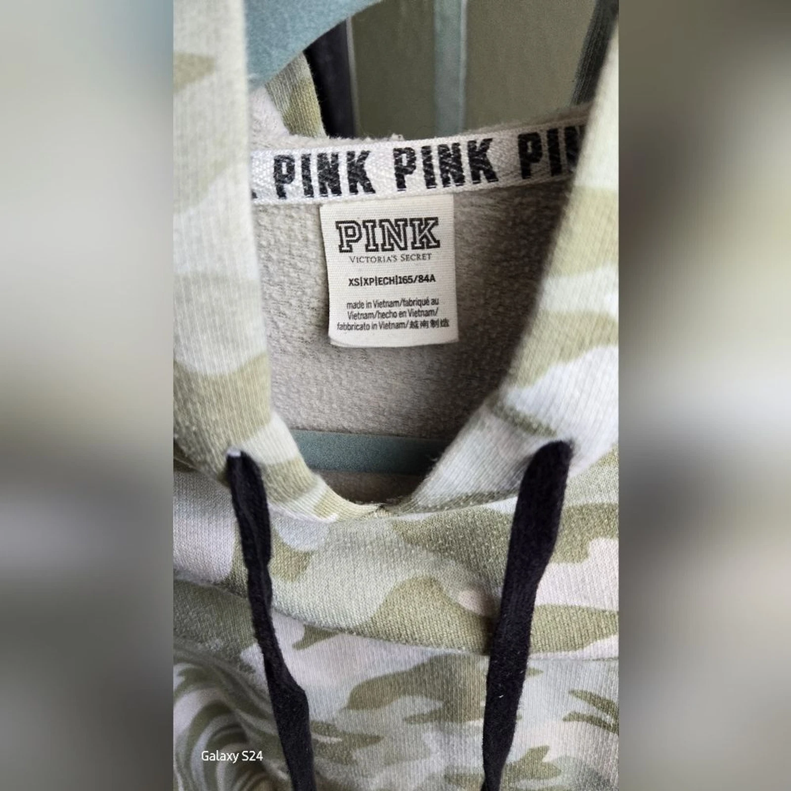 UNDERCOVER Felpa con cappuccio Victoria's Secret ROSA cropped verde mimetico abbronzatura donna XS