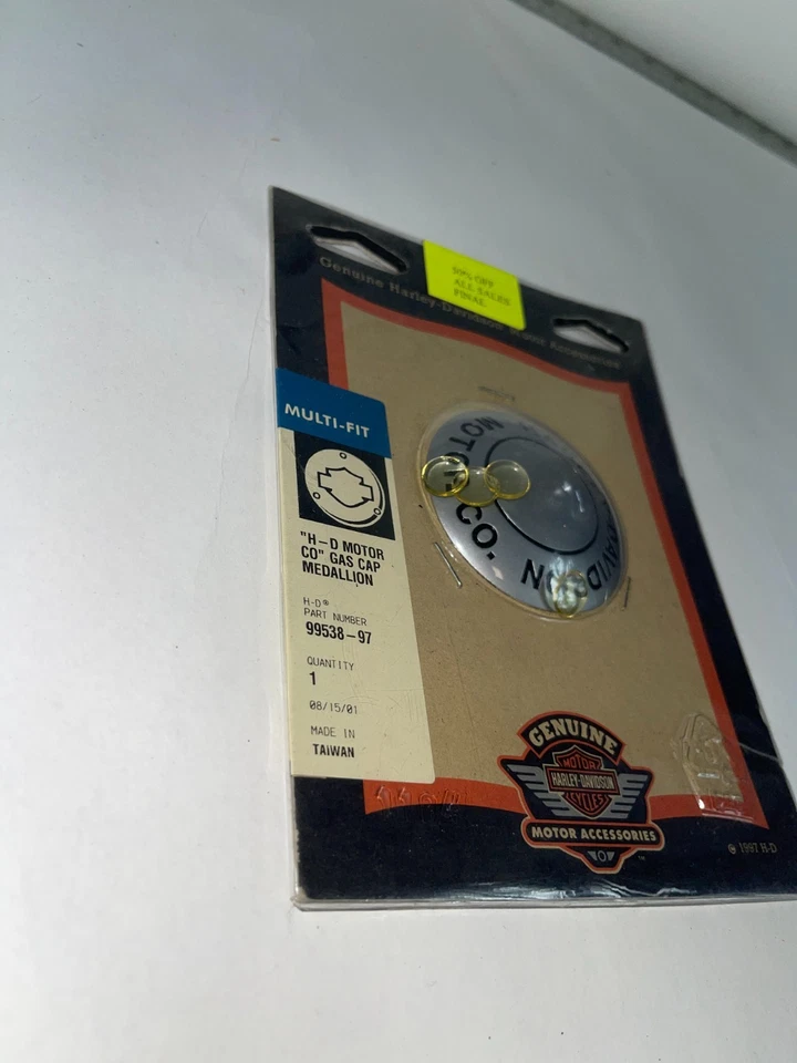 Harley-Davidson 99538-97 H-D Motor Co. Tapa Gas Medallion Multi-Fit Nuevo de Lote Antiguo Foto 3 de 4