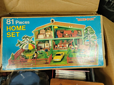 BLUE-BOX 81-Piece Furnished Complete Dollhouse Set 1:24 Plastic Multicolor