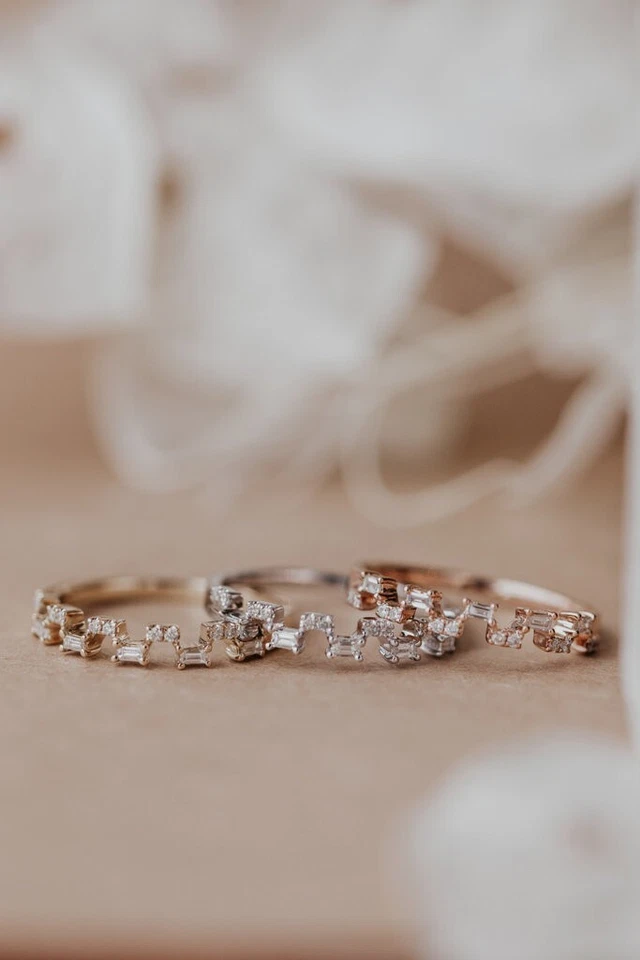 La mejor alianza de compromiso de moissanita corte baguette de 0,30 quilates de oro rosa macizo de 14 quilates Foto 3 de 4